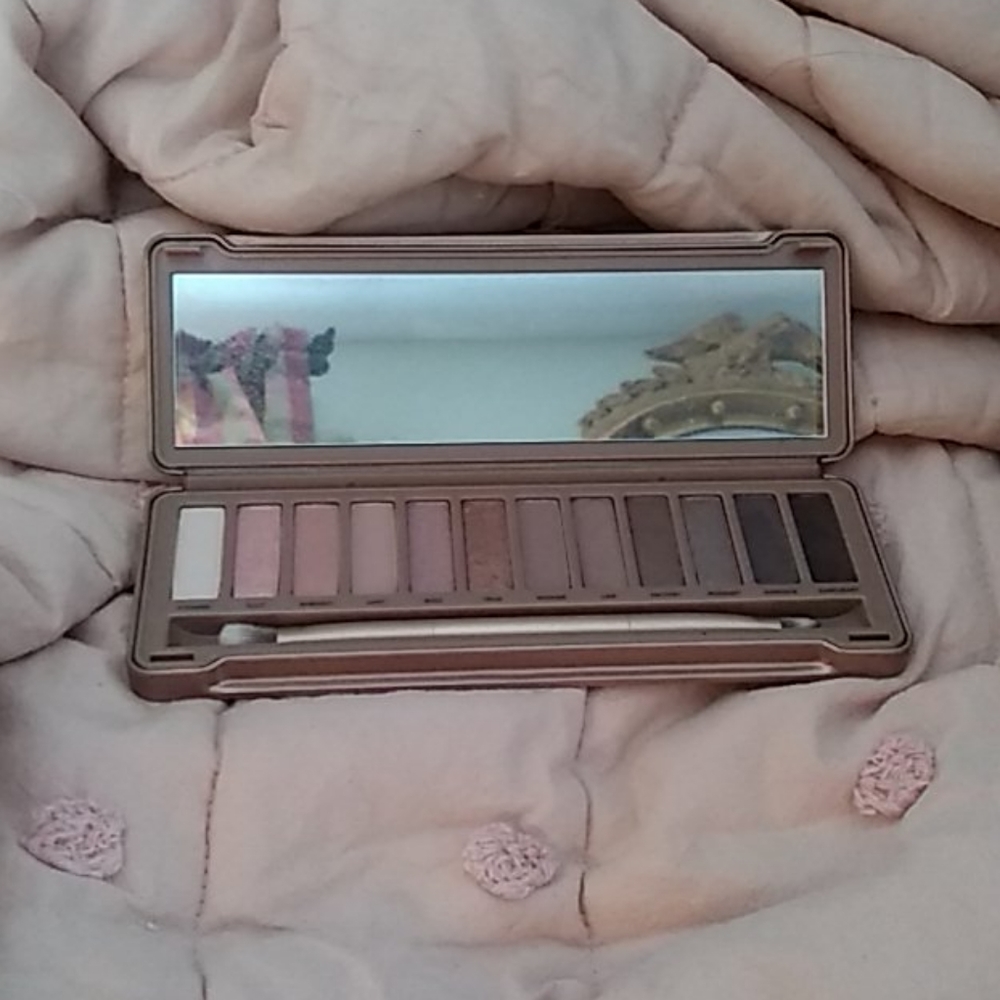 Eye shadow - Picture 2 of 2